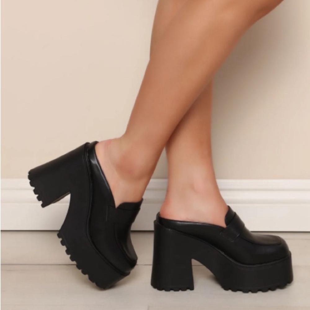 FashionNova Size 10 Black Platforms Never worn!